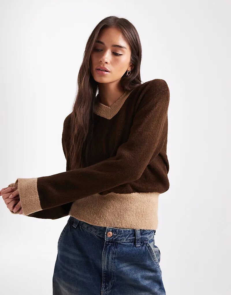 

Вязаный джемпер ASOS DESIGN с высоким V-образным вырезом и контрастными рубчиками коричневого/мокко цвета