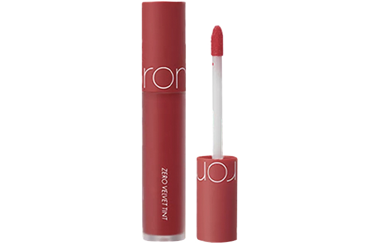 

Безвесовый вельветовый блеск для губ velour легко растушевывается ROMAND