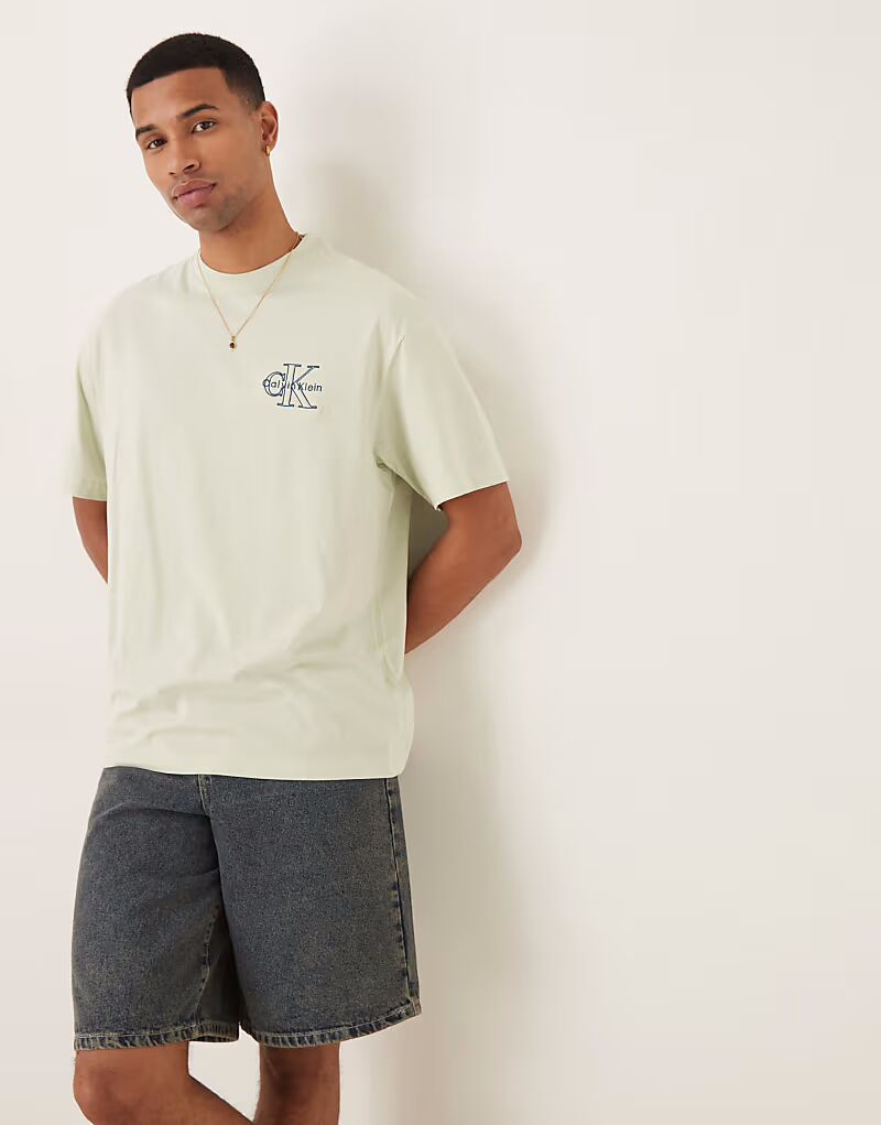 

Футболка Calvin Klein Jeans с монологом на груди цвета бледного хаки