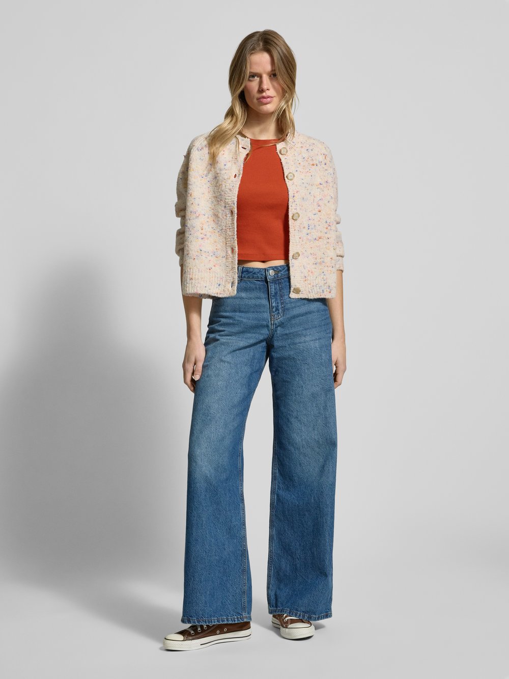 

Укороченная футболка с этикеткой Levi's