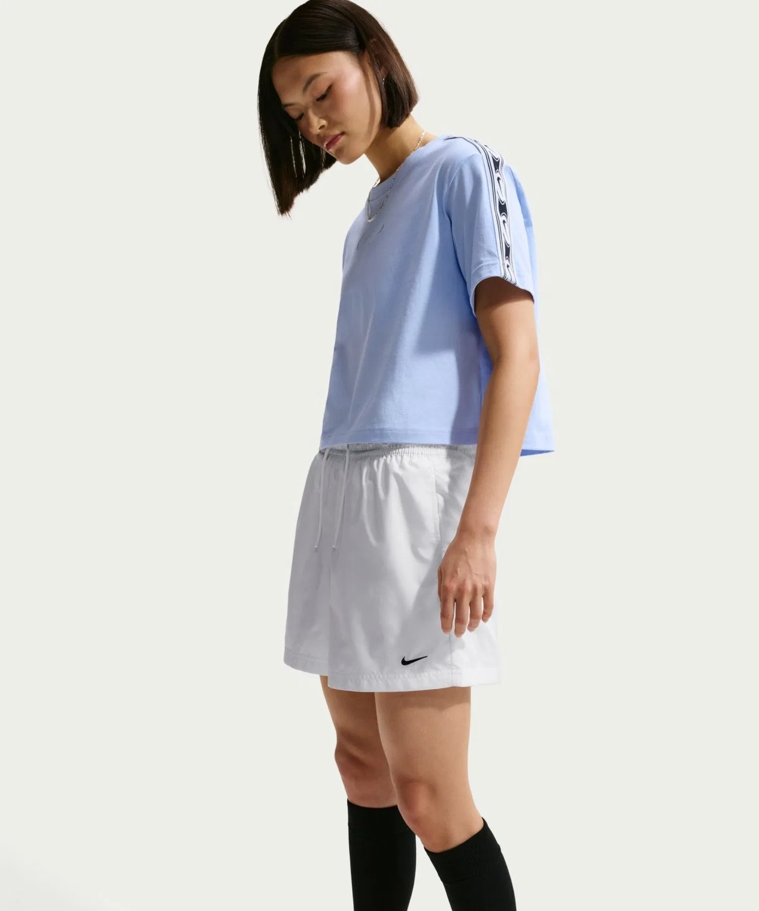 Женские шорты NIKE NSW Essential из полиэстера белые — фото 2