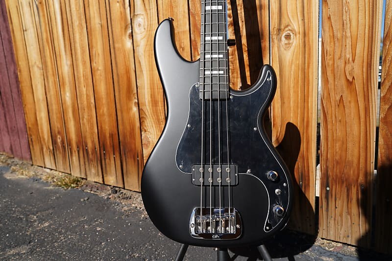 

Басс гитара G&L USA Kiloton - Jet Black Satin Frost 4-String Electric Bass Guitar w/ Black Tolex Case