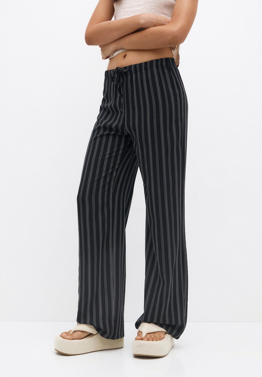 

Тканевые брюки PULL&BEAR, черный