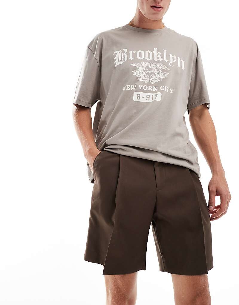 

Jack & Jones – приталенные шорты свободного кроя со складками коричневого цвета