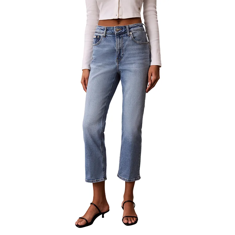 Calvin Klein Джинсы женские HUT Denim светло-голубые умеренно расклешенные