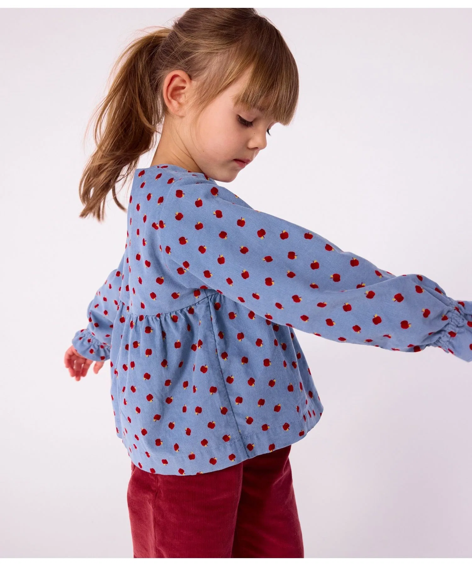 Детская хлопковая блузка с яблочным принтом PETIT BATEAU светло-голубого цвета — фото 2