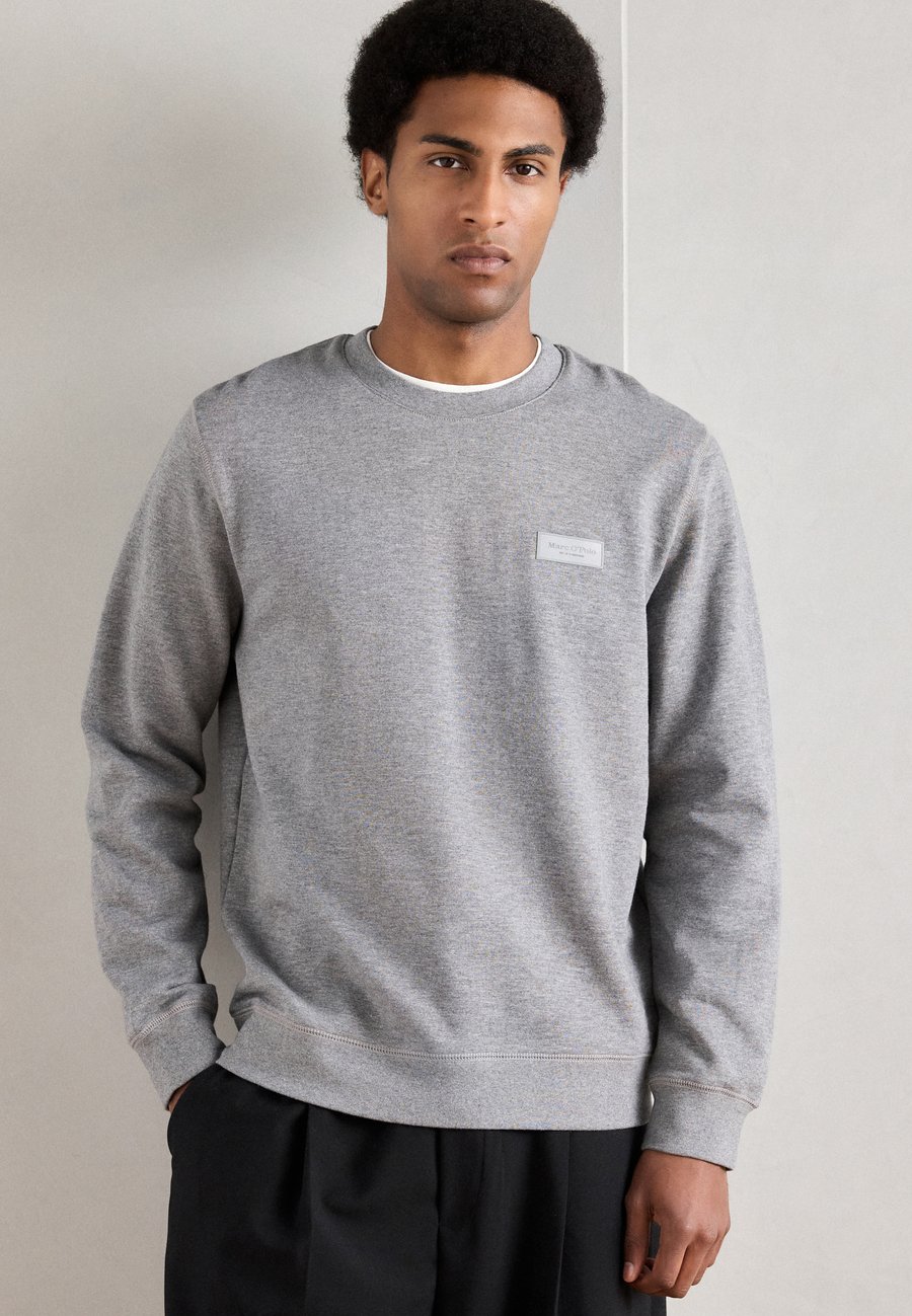 

Толстовка Marc O'Polo LONG SLEEVE CREW NECK BADGE, Grey Melange/Grey