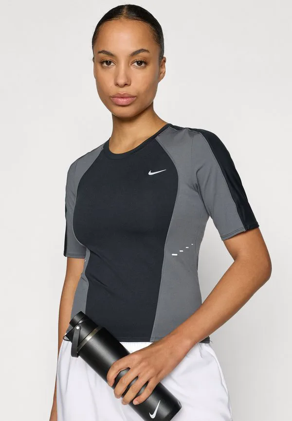 Спортивная футболка swift top Nike Performance, Black/Iron Grey/Reflective Silver-Coloured — фото 4