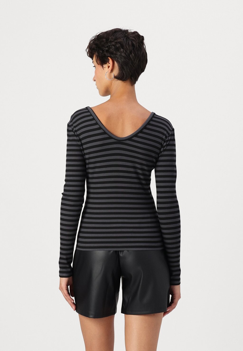 

Топ с длинными рукавами ONLTRISTA V NECK BOX ONLY, черный