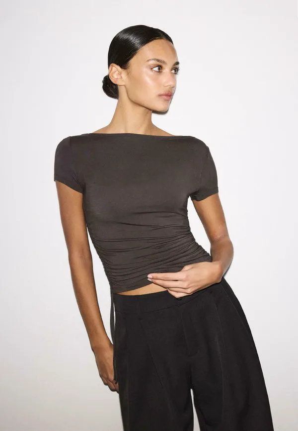 

Базовая футболка с коротким рукавом и боковыми складками Stradivarius, Dark Brown, Коричневый, Базовая футболка с коротким рукавом и боковыми складками Stradivarius, Dark Brown