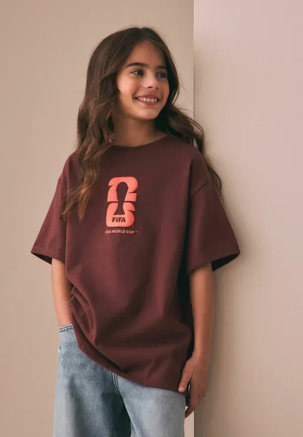 Футболка Regular fit, бренд Next, модель FIFA License Oversized Graphic T-Shirt, коричневый — фото 4