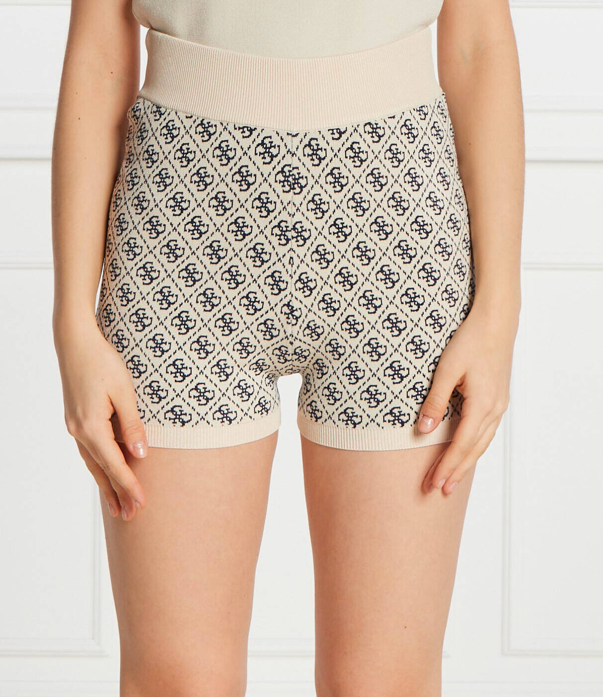 

Шорты GUESS Slim Fit, бежевый