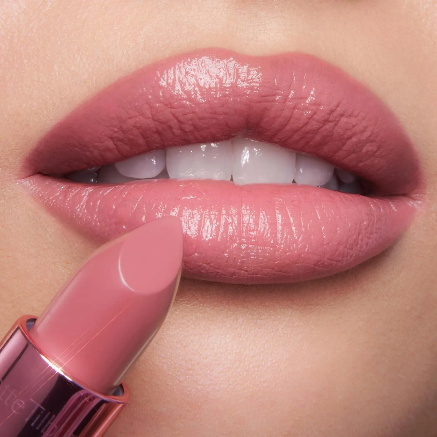 Помада Charlotte Tilbury KISSING - увлажняющая и питательная помада с светоотражающими пигментами для сияющего финиша и визуального увеличения объема губ., Candy Chic - candy pink — фото 3