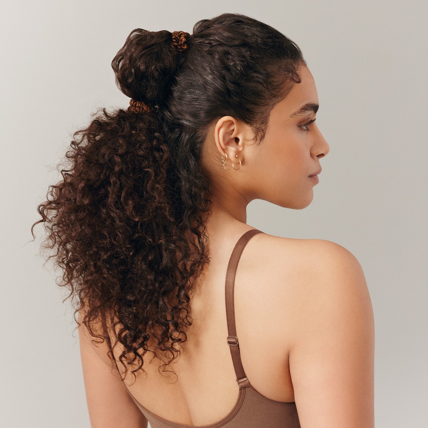 Резинка для волос schmal scrunchies back to basics, reine seide - kupfer Slip, dark brown, количество 1 шт. — фото 4
