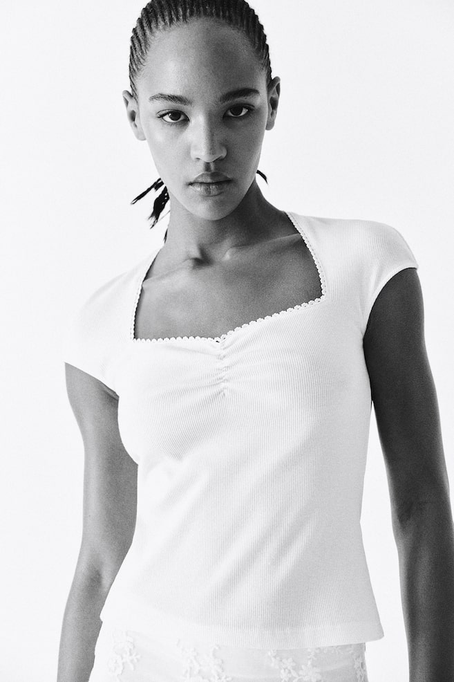 

Рубашка в рубчик с вырезом в форме сердца H&M, бежевый