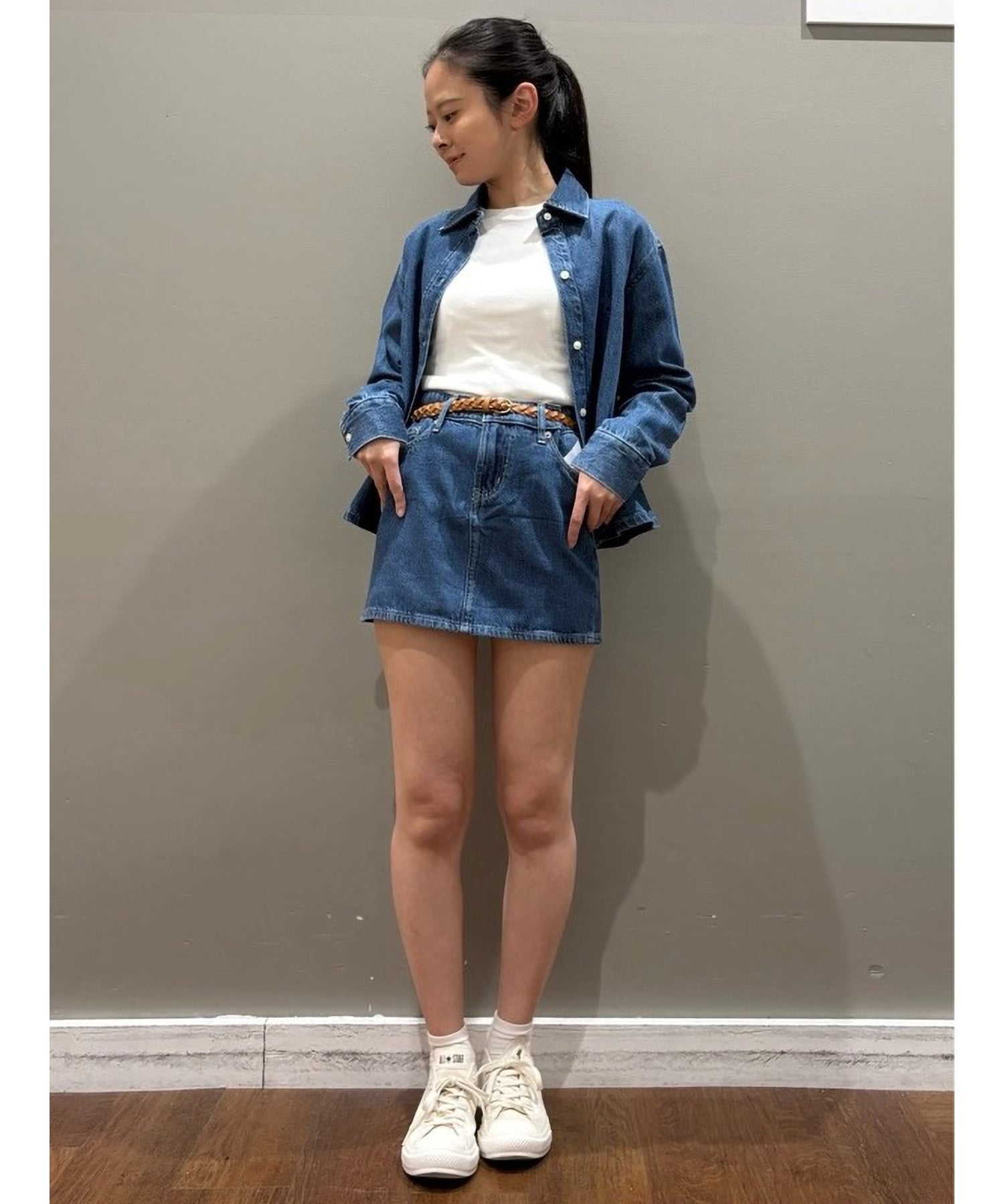 (W) Ультрамягкая джинсовая мини-юбка GAP, MEDIUM_WASH — фото 4