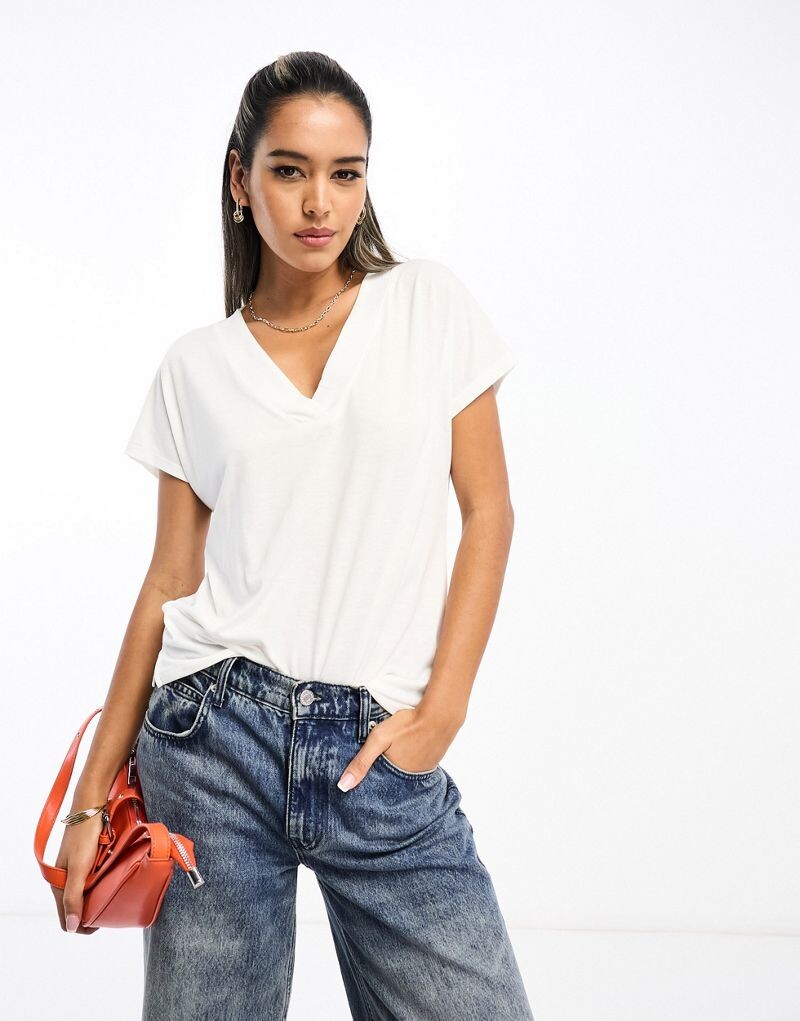 

Белая футболка с v-образным вырезом River Island