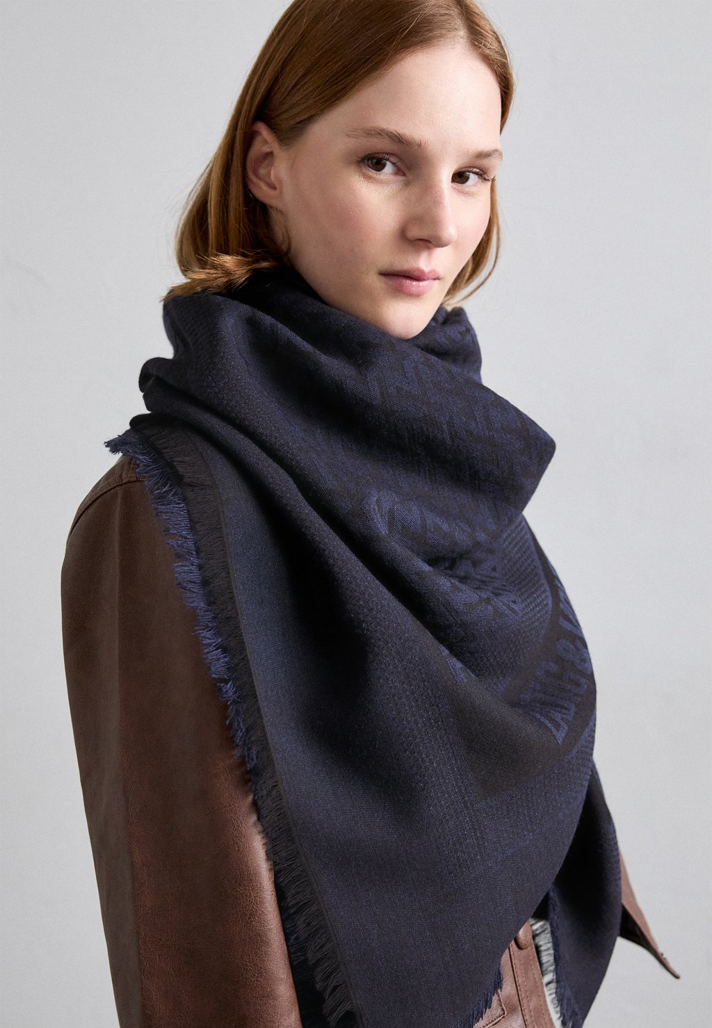 

Шарф GLENN INITIALE UNISEX Zadig & Voltaire, темно-синий