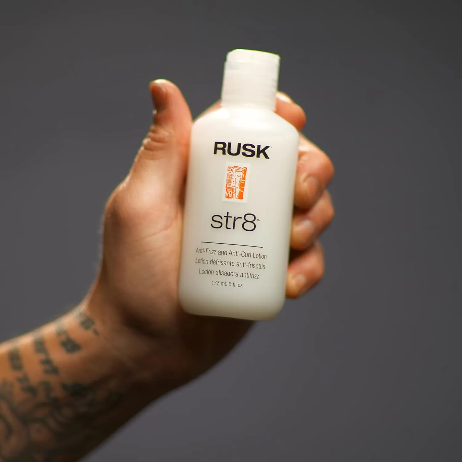 Лосьон против пушистости и завивки волос RUSK Designer Collection Str8, легкий, нежирный, временно устраняет завивку и пушистость, белый, 170 мл. — фото 4