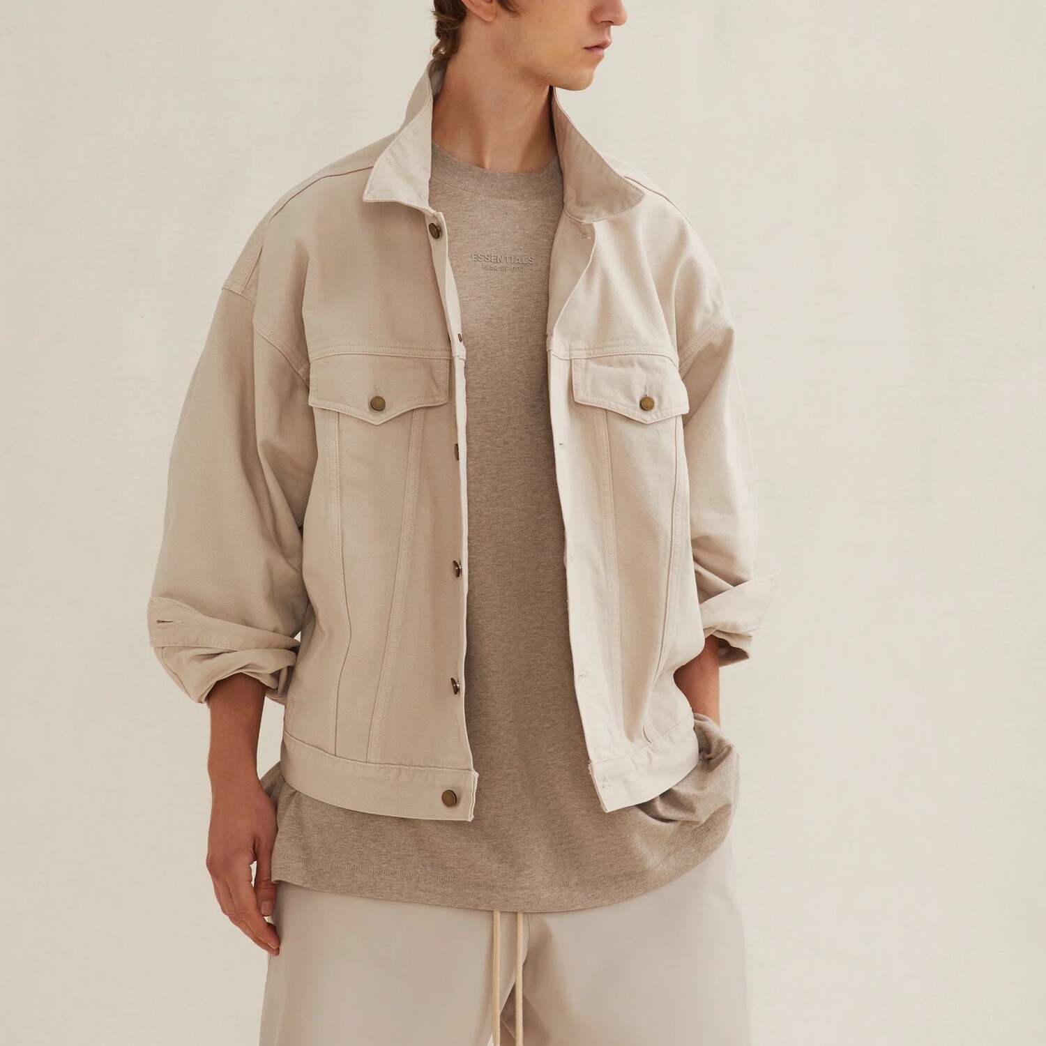 Джинсовая куртка-рубашка с логотипом-аппликацией Fear Of God Essentials, цвет Silver Cloud — фото 3
