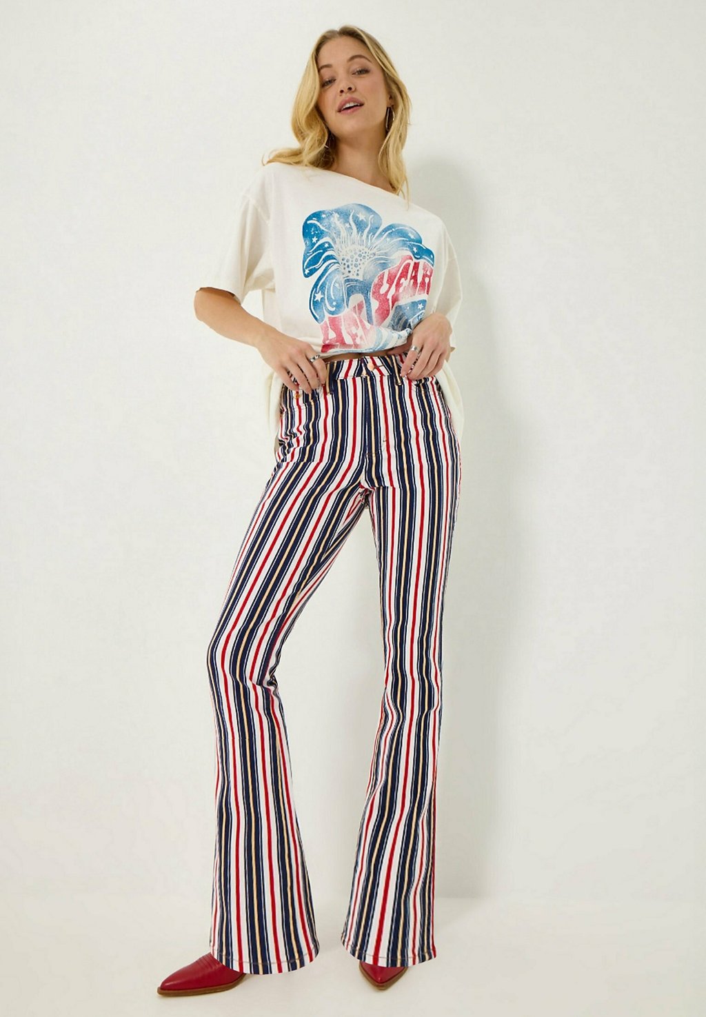 

Джинсы Bootcut WRANGLER X LAINEY WILSON BOOT HUGGER, цвет Americana Stripe