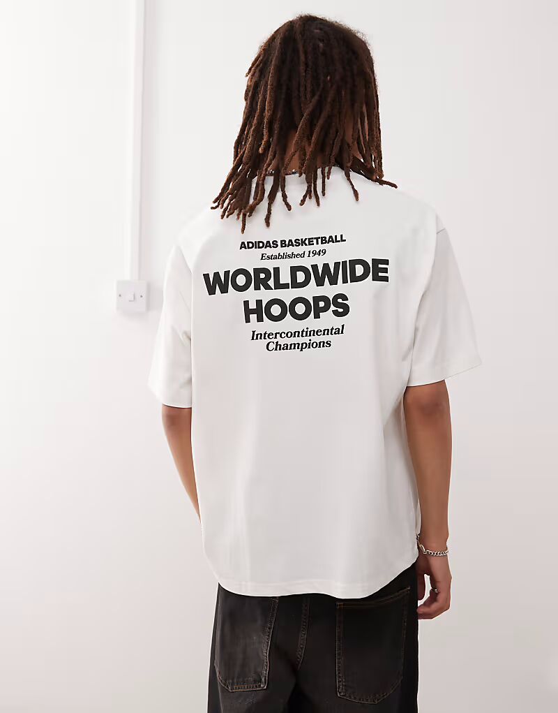 

Футболка с графическим принтом Adidas Originals Basketball белого цвета