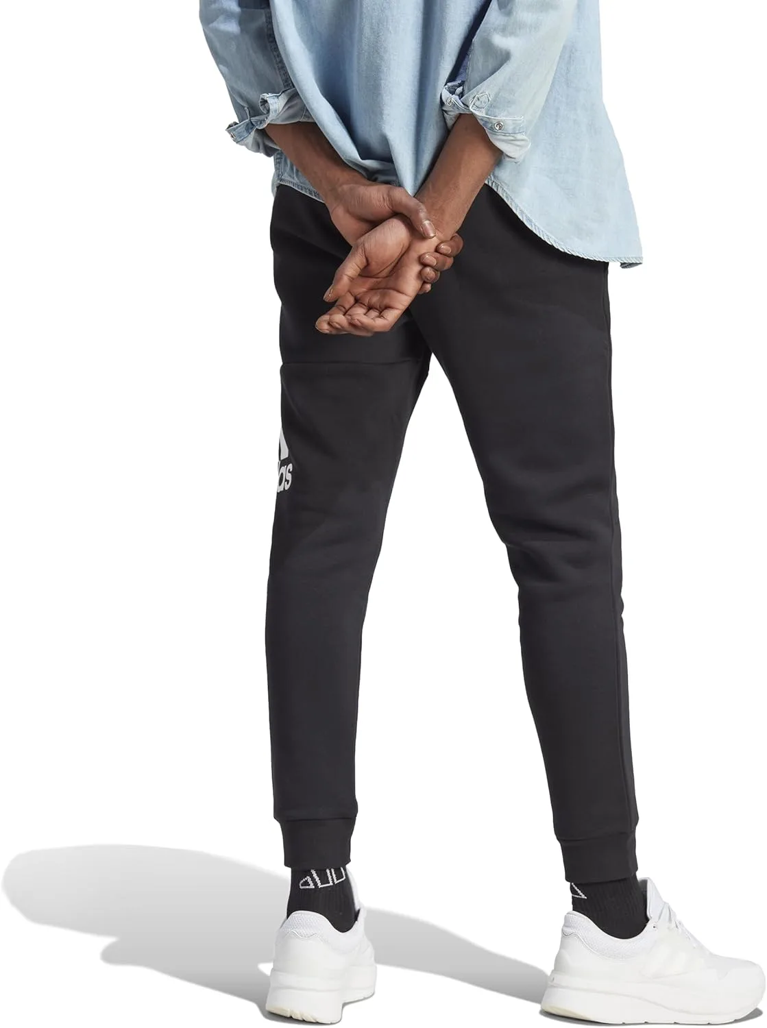 Мужские флисовые брюки Adidas Essentials с зауженными манжетами и большим логотипом, черный — фото 2