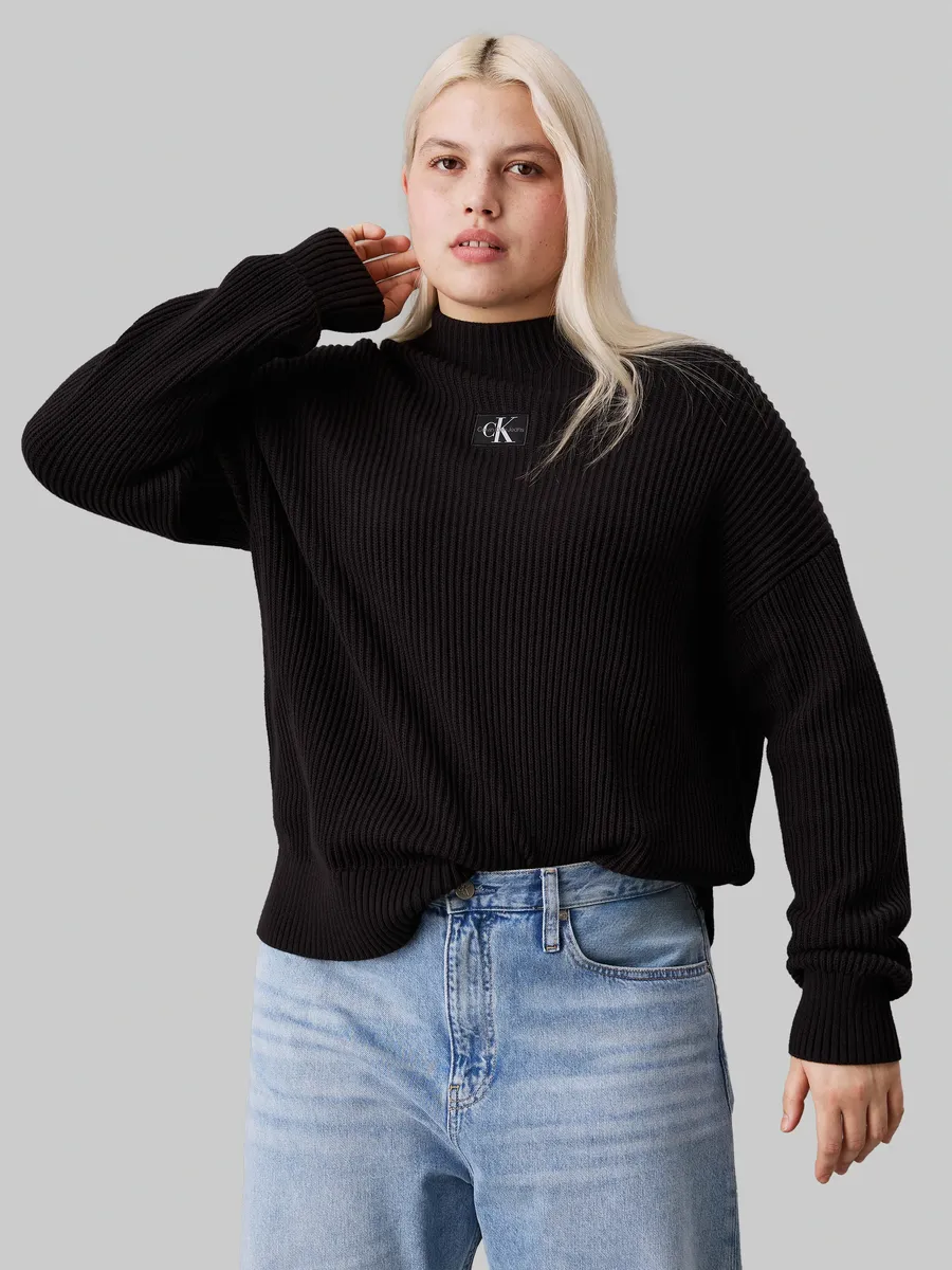 

Свитер с воротником стойкой Calvin Klein Jeans Plus "PLUS WOVEN LABEL LOOSE SWEATER", больших размеров, с нашивкой-логотипом, цвет Ck Black