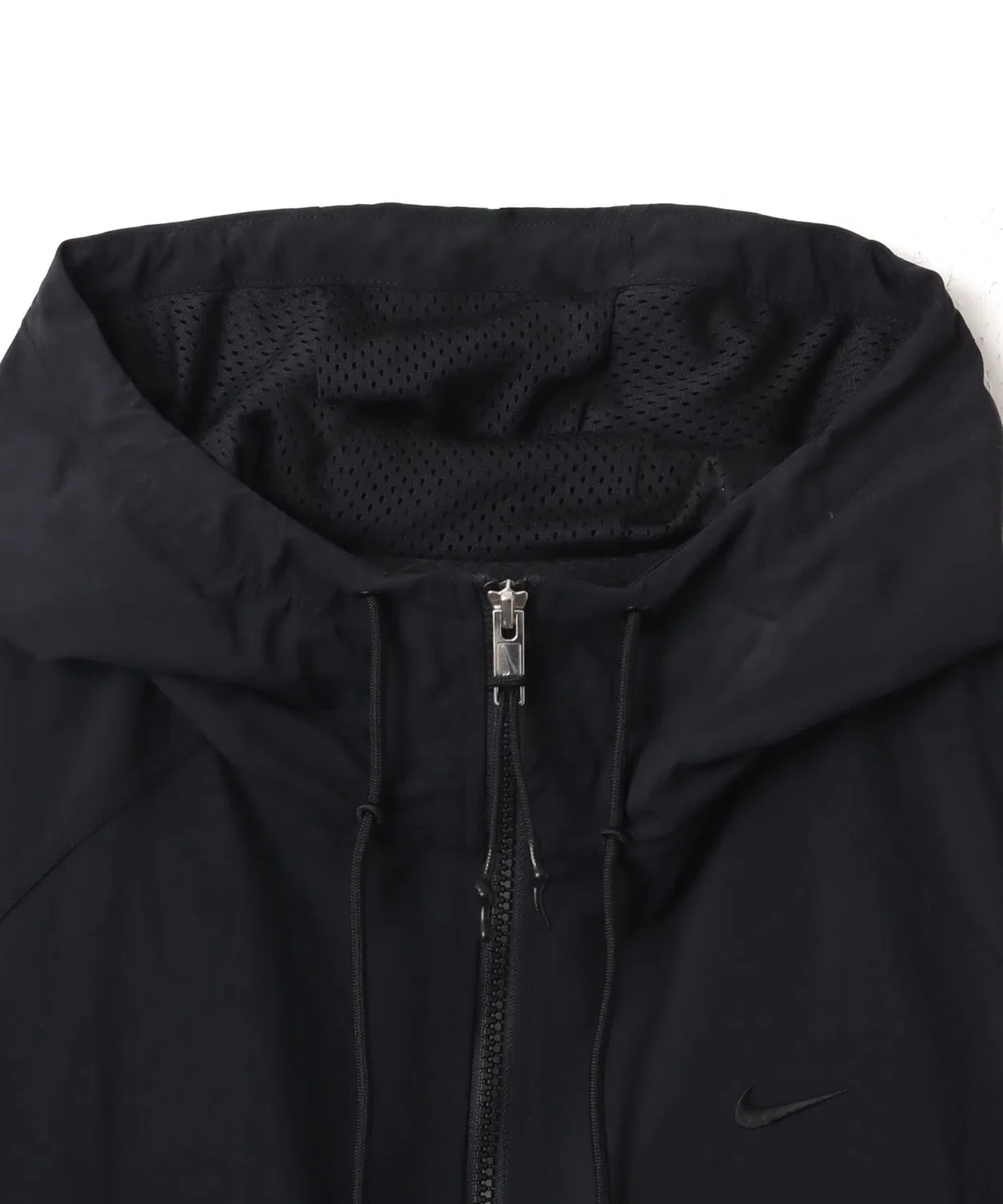Куртка Nike Windrunner женская оверсайз с капюшоном зелёная — фото 4