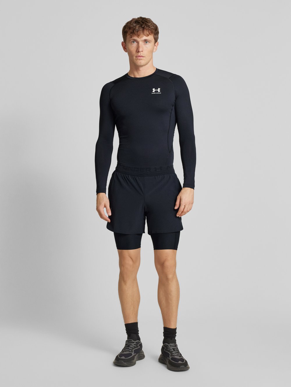 

Шорты прямого кроя с этикеткой Under Armour, черный