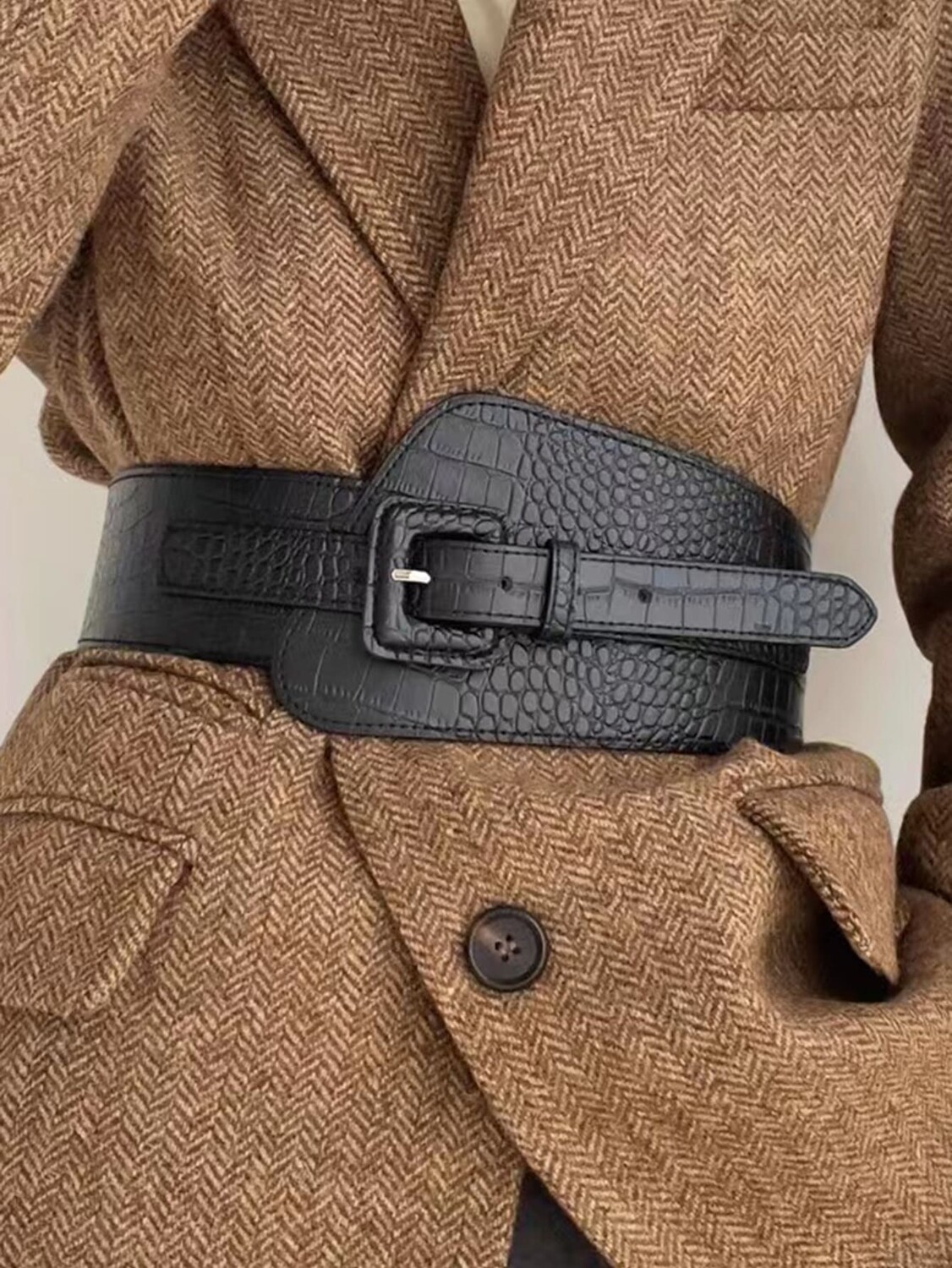 

Пояс женский с широкой пряжкой из крокодиловой кожи, черный