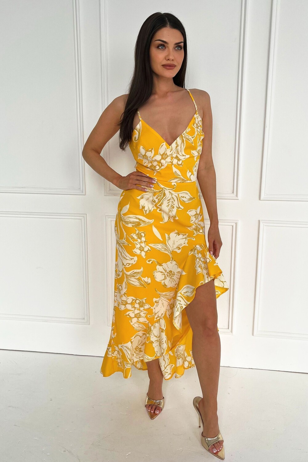 

Желтое платье миди с высоким низом и оборкой на бретелях и цветочным принтом Ax Paris, желтый