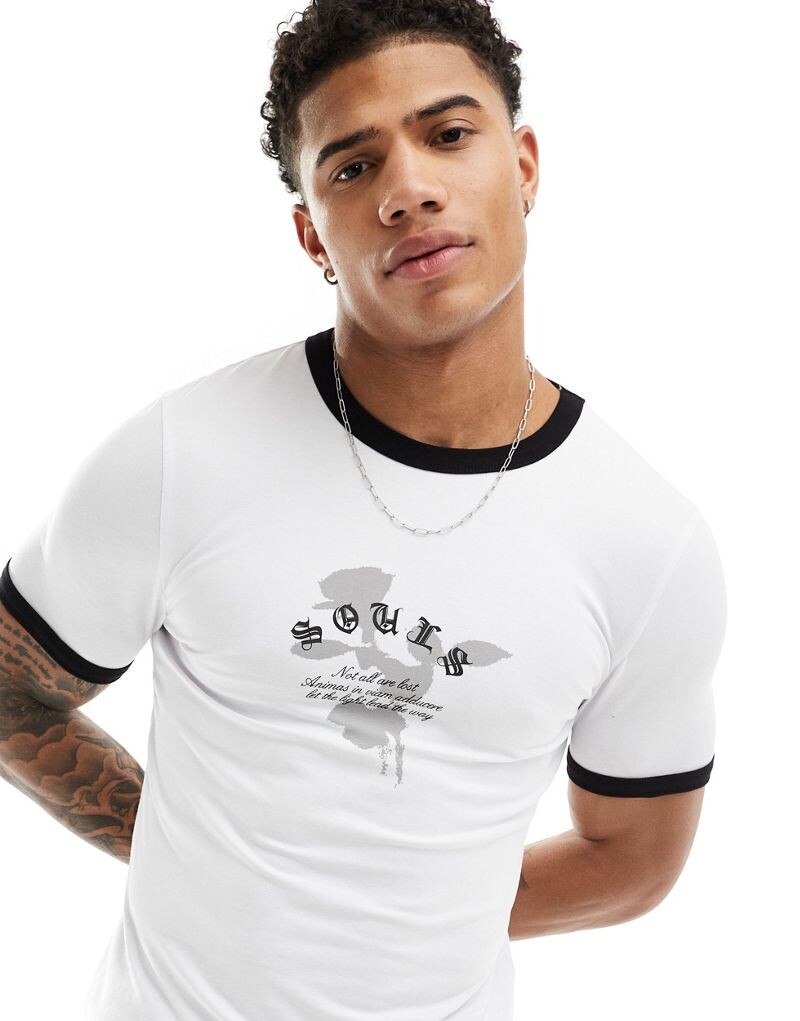 

Белая приталенная футболка с принтом на груди и окантовкой ASOS DESIGN