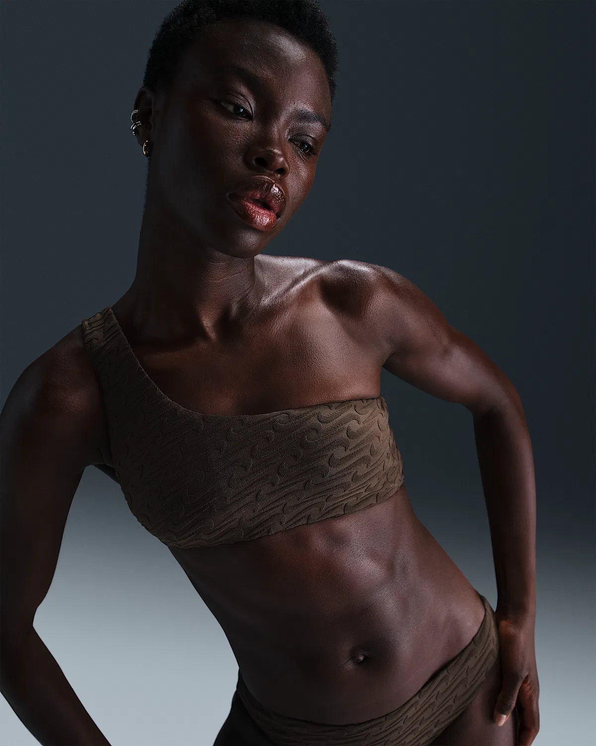 Женский асимметричный топ-бикини из махры Nike Swim Swoosh Link, Baroque Brown