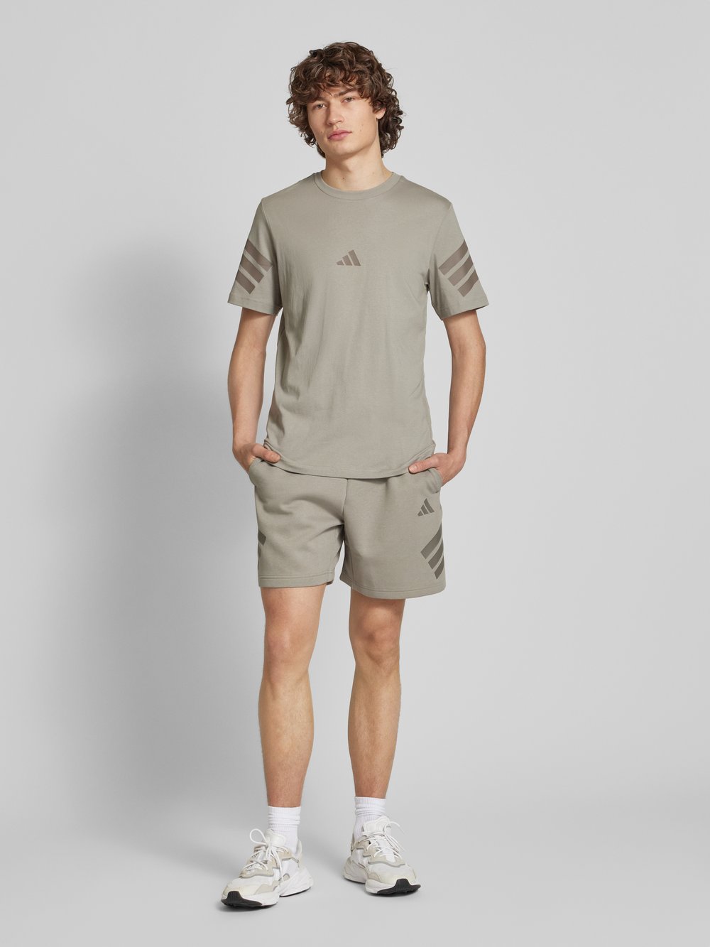 

Футболка с логотипом ADIDAS SPORTSWEAR, серо-коричневый
