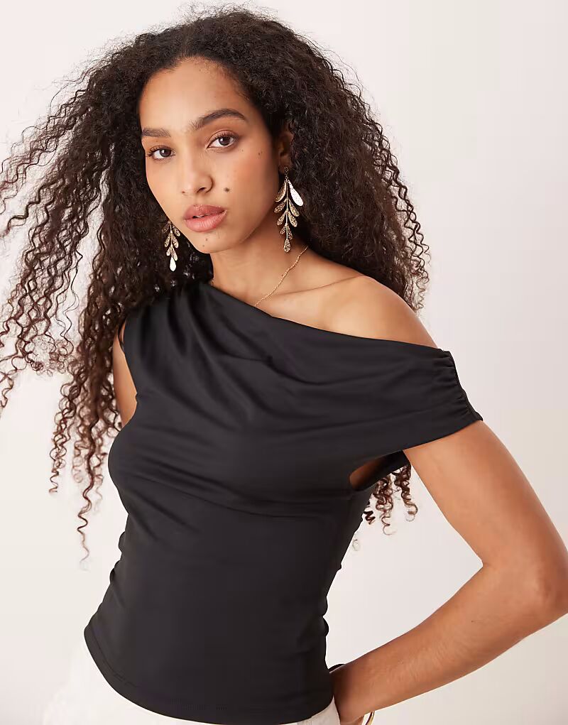 

Обтягивающий трикотажный топ Gina Tricot на одно плечо со сборками черного цвета
