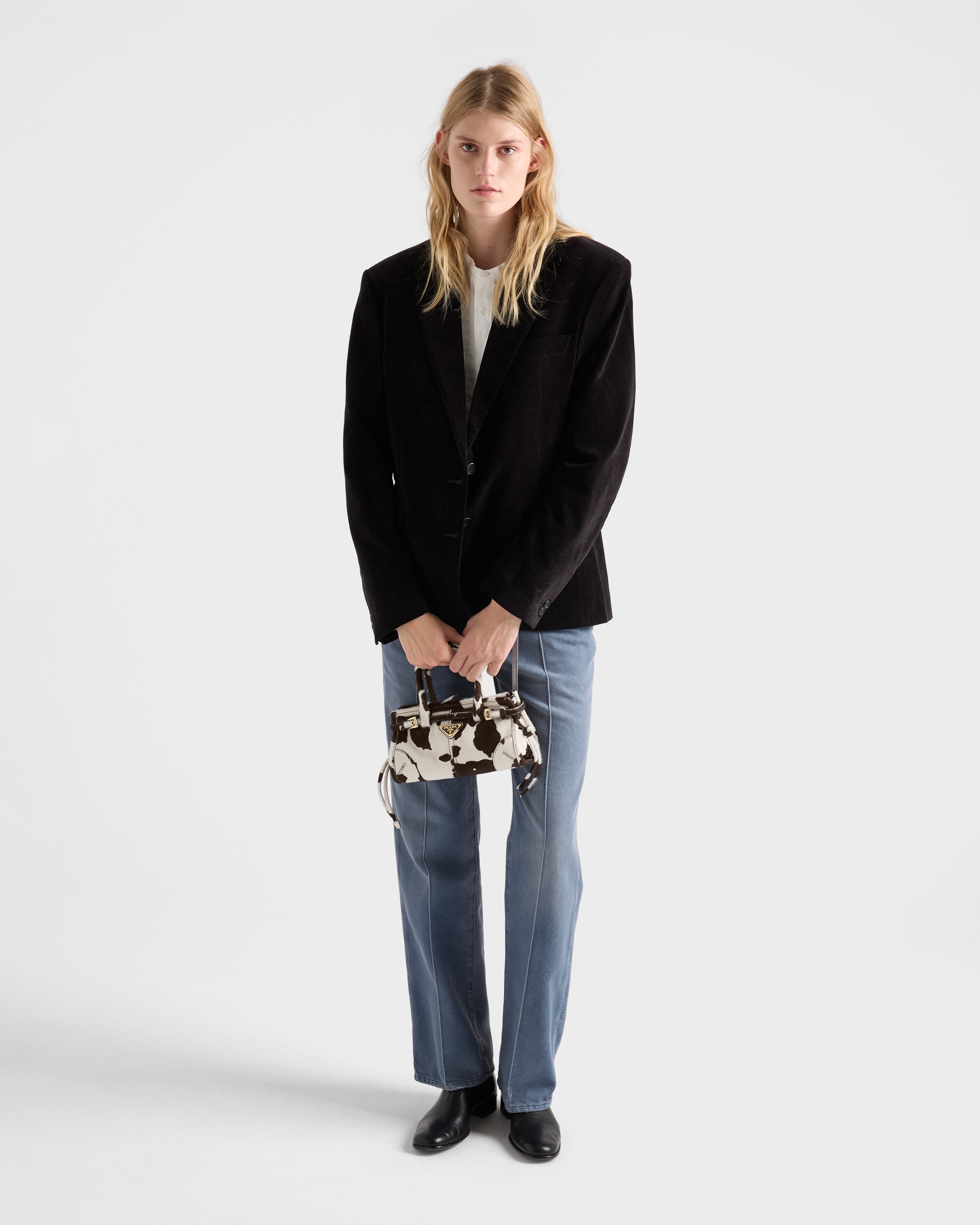 Миниатюрная кожаная сумка Prada Bonnie с принтом Prada, белый/темно-коричневый — фото 2