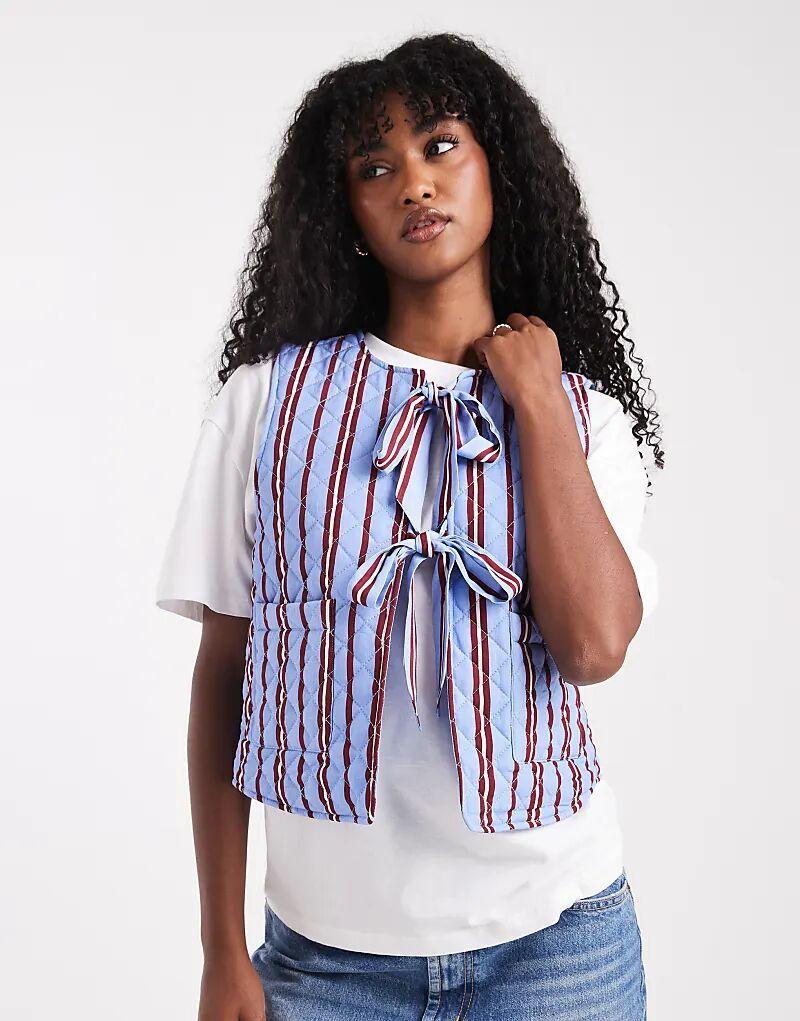 

Стеганый жилет Pieces с завязками спереди в сине-бордовую полоску