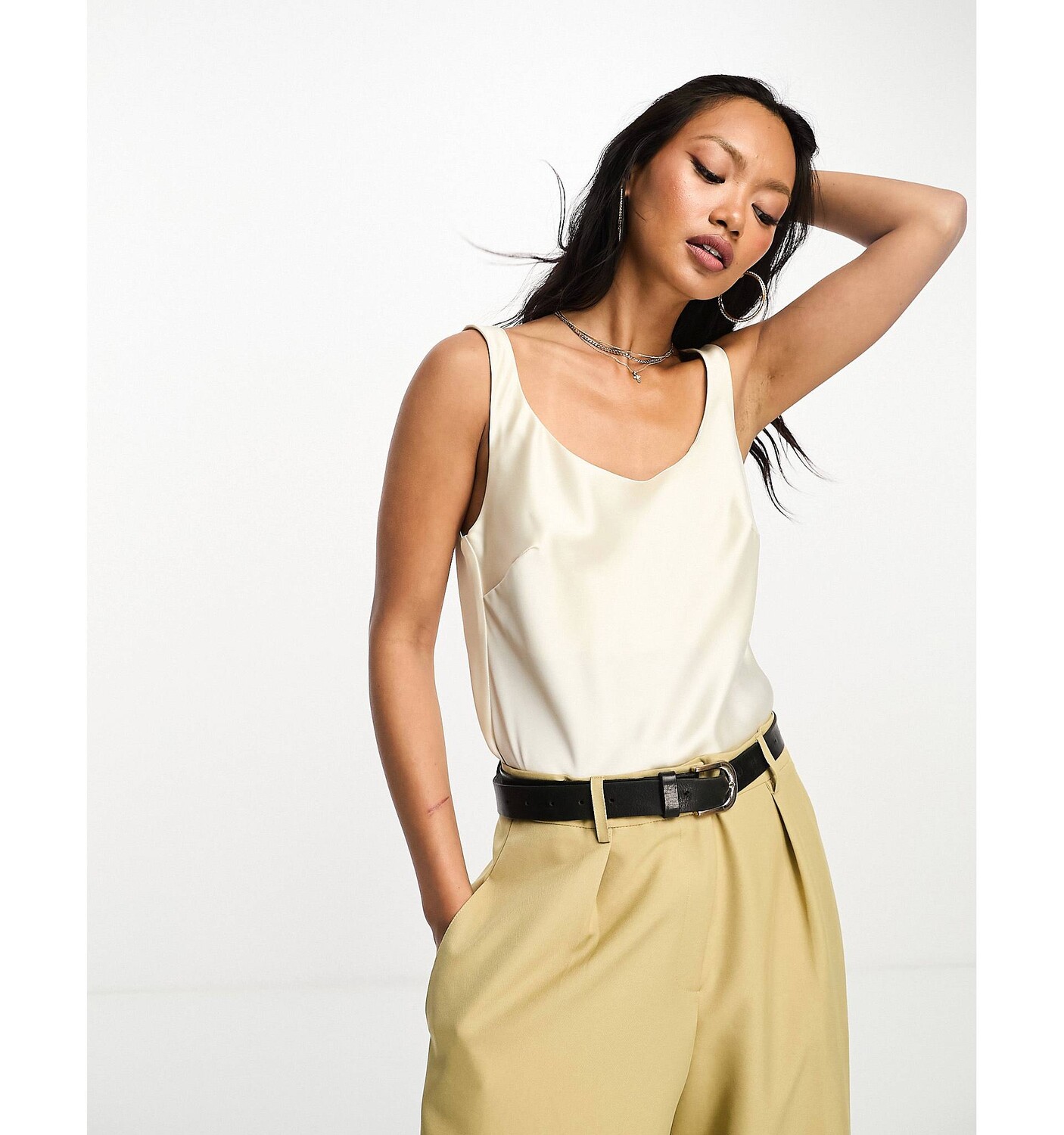 

Атласная майка кремового цвета с круглым вырезом ASOS DESIGN