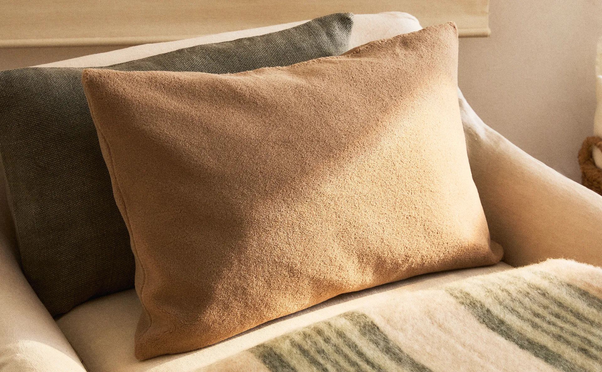 

Чехол на подушку из искусственного меха Zara Home, тауп-коричневый
