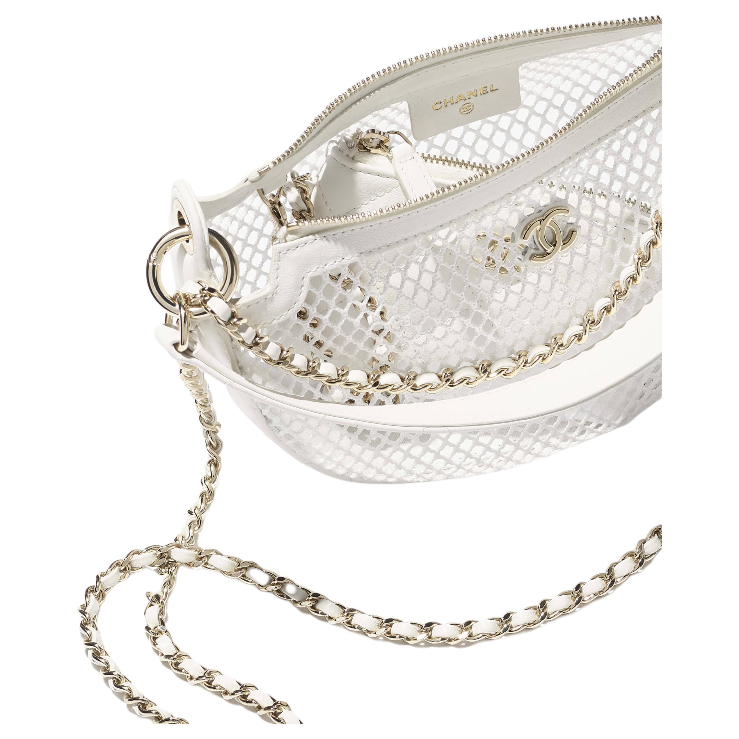 CHANEL Сумка через плечо женская белая из яркой замши с золотистой металлической фурнитурой и сетчатым узором — фото 4