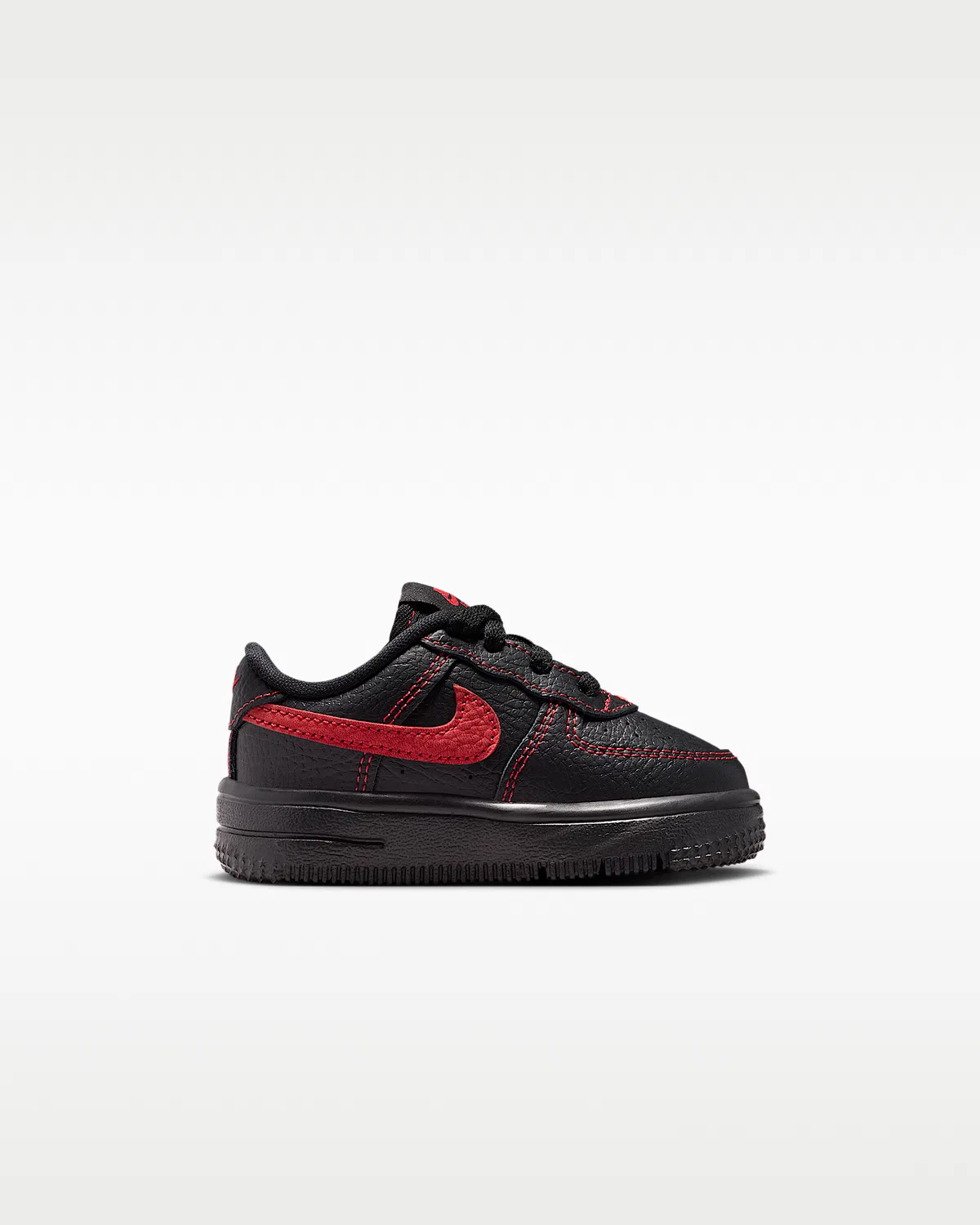 Детские кроссовки Nike Force 1 Low LV8 3, Black/Black/Black/University Red — фото 3