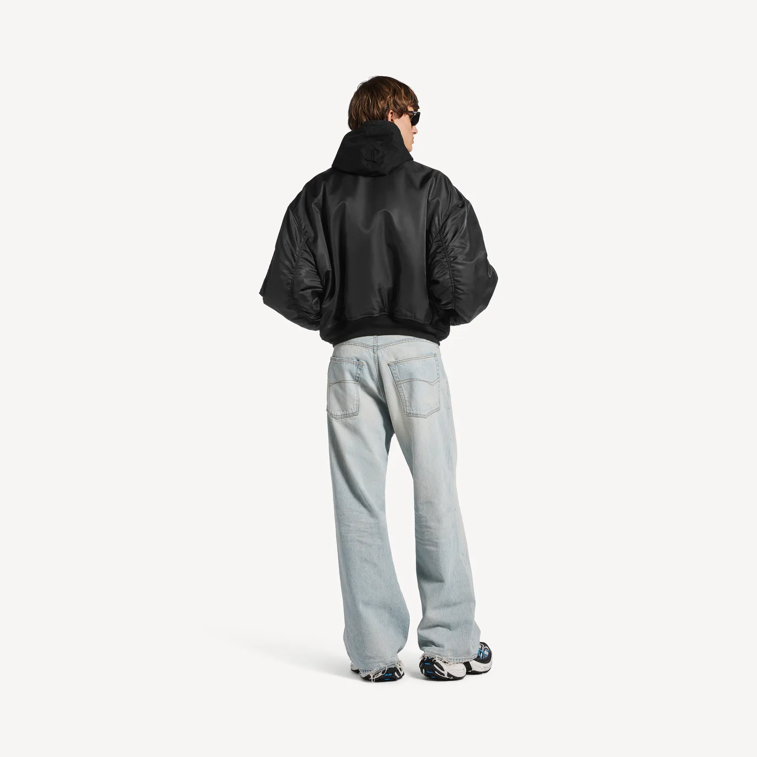 BALENCIAGA Мужская бомбер-куртка с капюшоном черного цвета — фото 4