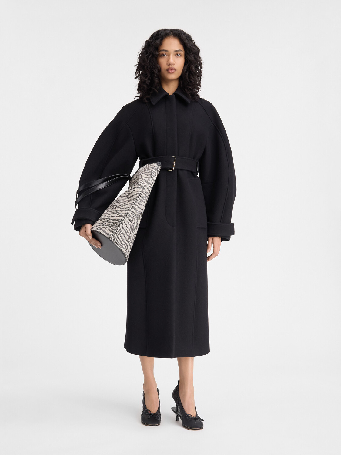 

Пальто с рукавами реглан JACQUEMUS The Bari coat, черный