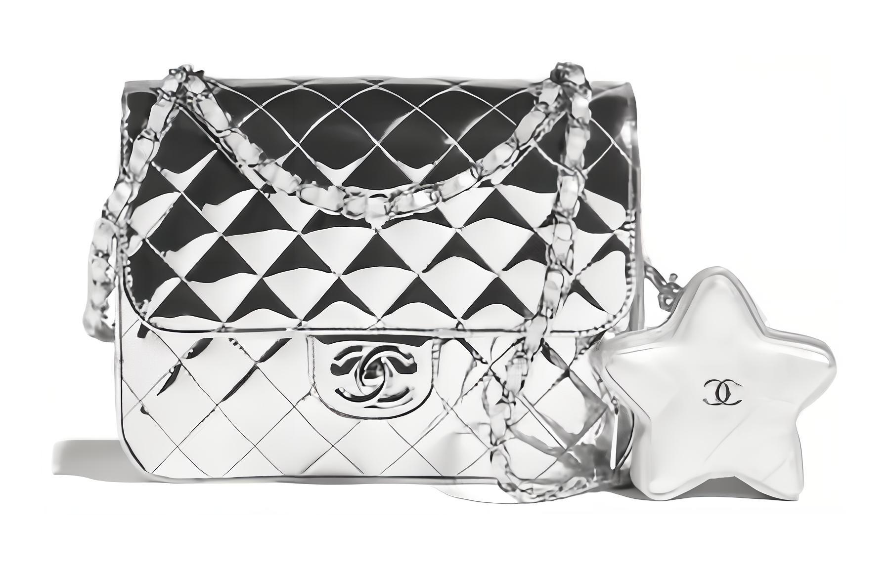 

Сумка-рюкзак из зеркальной телячьей кожи с золотым логотипом на спине женская серебристый CHANEL