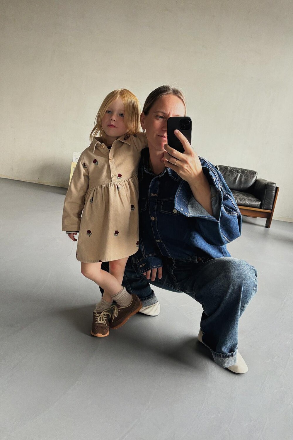 

Платье из тонкого вельвета с цветочным узором ZARA, песочный