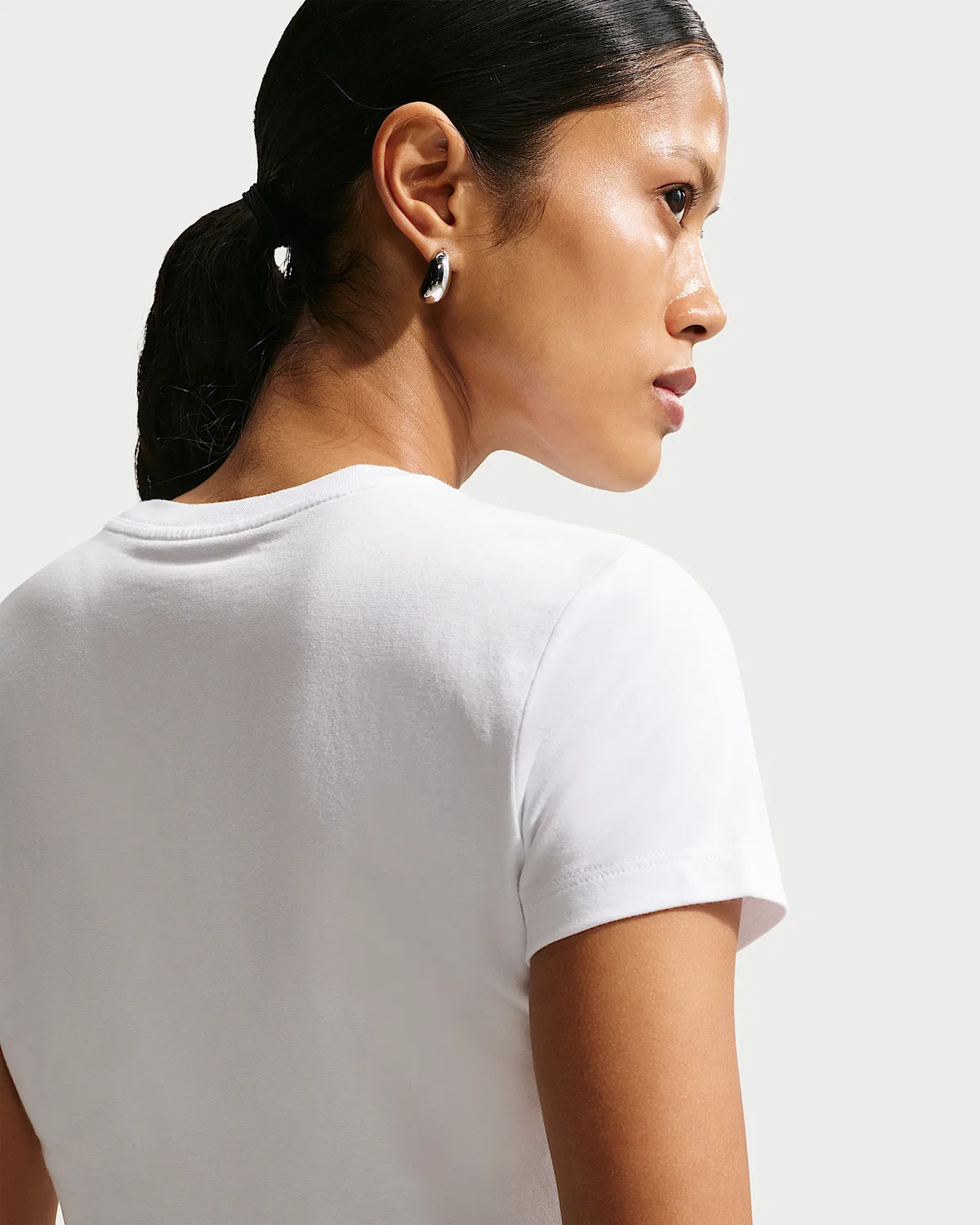 Женская укороченная футболка Nike Sportswear Chill Knit, White/Black — фото 2