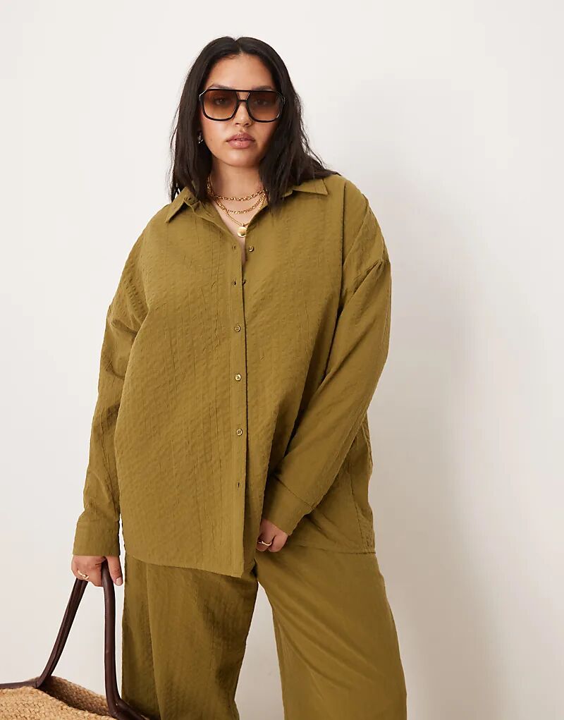 

Рубашка из сирсакера с запахом на спине ASOS DESIGN Curve в оливковом цвете