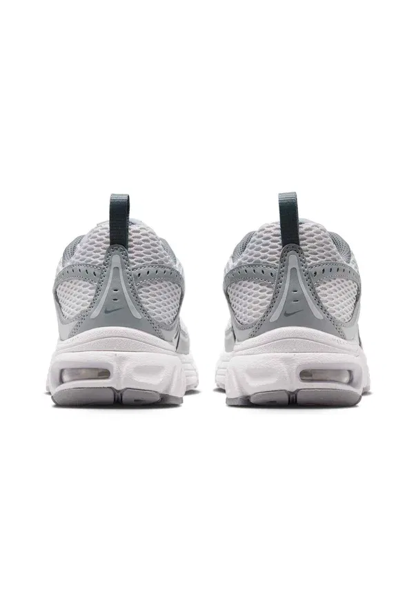 Кроссовки Nike Sportswear Air Max Moto 2K, серый волк/серый волк-серый васт-серый кул-металлик серебристый — фото 4