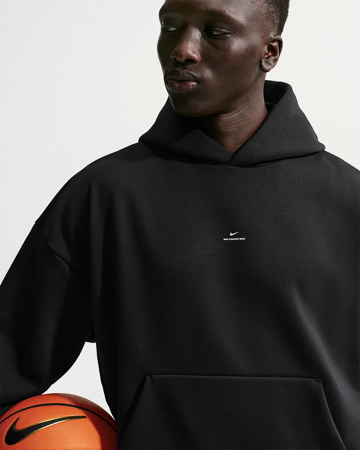 Мужская флисовая баскетбольная худи-пуловер Nike Standard Issue Therma-FIT, Black/Pale Ivory — фото 3